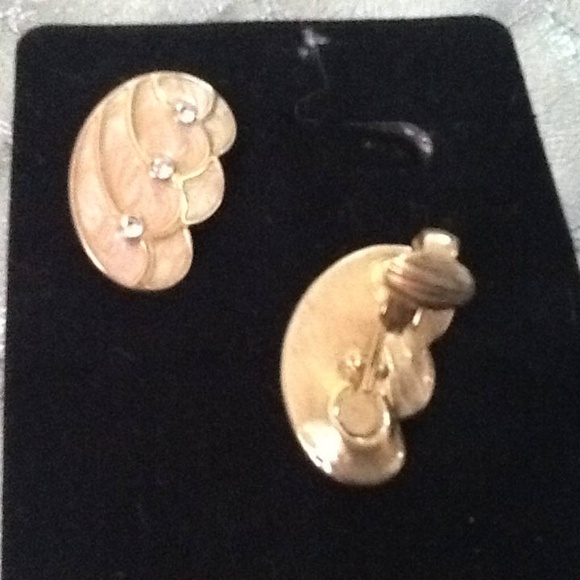 Kenneth J Lane earrings - large gold butterfly wings  in peach enamel and creamy - Picture 3 of 5